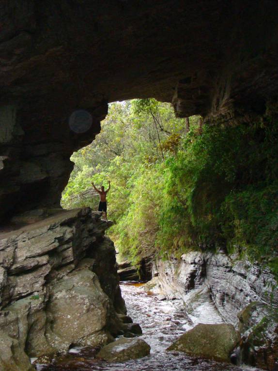 Embaixo da Ponte de Pedra, no Parque Estadual da Serra do Ibitipoca - MG